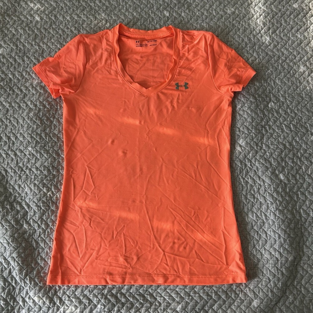 Under Armour Women Shirt Size XS Orange Coral Loose Heatgear Short Sleeve V-Neck